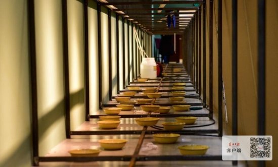 从建设工地收集300多个旧饭盆，做成“长江”艺术品
