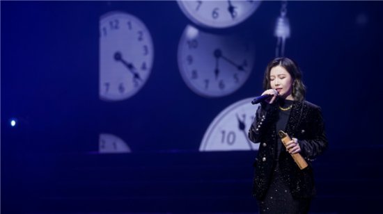 繁星互娱歌手童珺出席第八届VIP音乐榜颁奖礼，新单《客气》获...