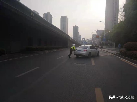 街头正能量，武汉交警“推车哥”火了！