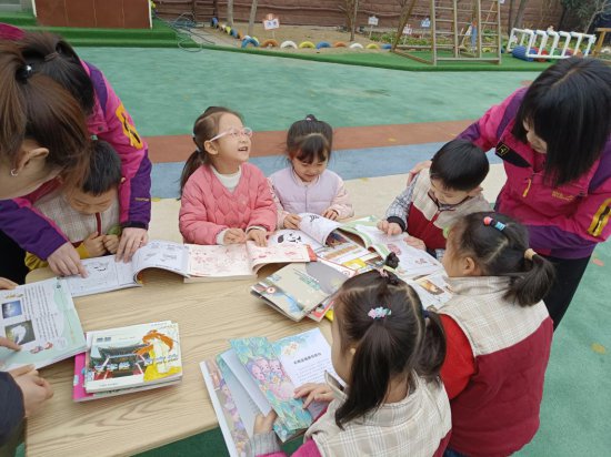 新乡市牧野区荣校路街道天太社区农家书屋开展儿童读书活动