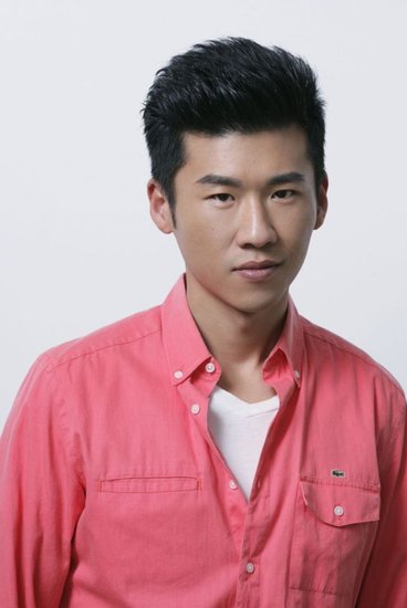 不愿沾染父母的名气，王骁27岁转行当演员，今事业有成家庭幸福