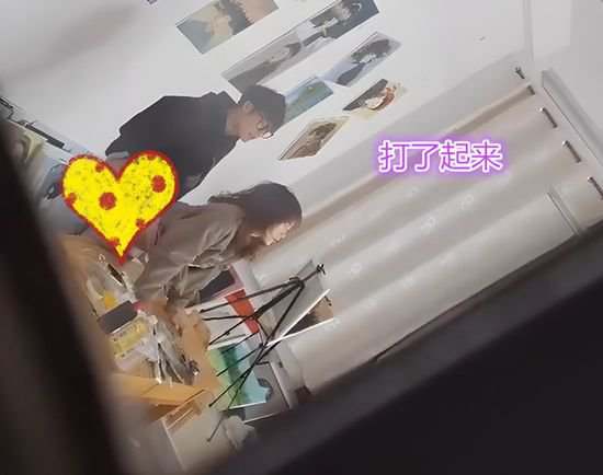 某艺术院校情侣在画室内“磨合感情”，被同学拍下，不雅视频...