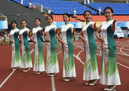 服装 残运会/穿着浓浓中国味志愿者服装的川妹子。