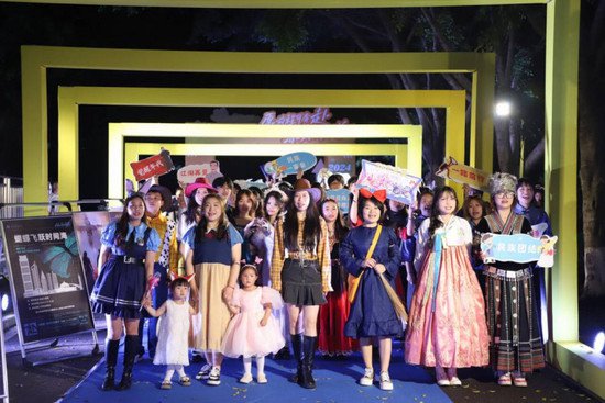 太有趣了！重庆一高校师生全员COS秀开启一年一度戏剧节活动！