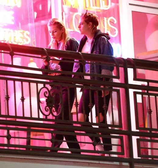 太投入！Kristen Stewart和女友Stella Maxwell<em>露天餐厅</em>忘情热吻！