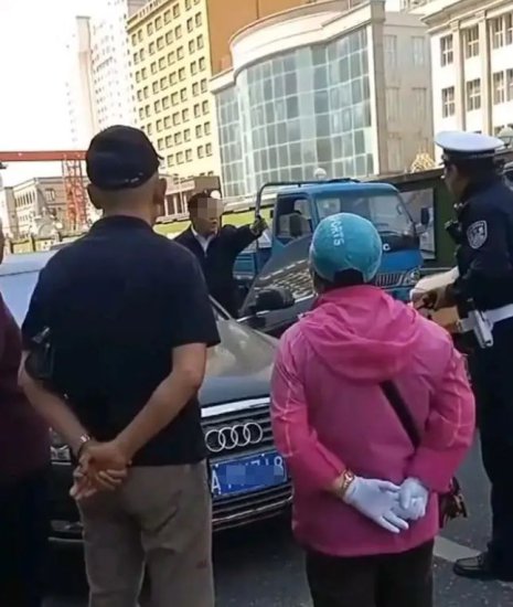 黑龙江怒怼交警的奥迪车主现身，称自己是普通工人，向交警致歉