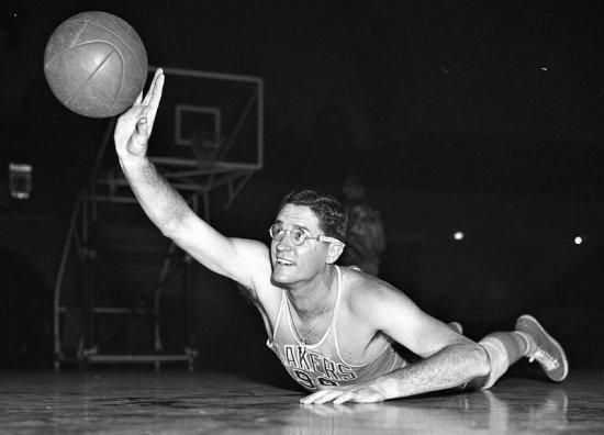 72年前的今天，NBA<em>名</em>宿乔治-麦肯迎来职业生涯首秀