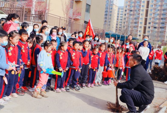 亲子植树、<em>家园同步</em>……济南市中区福景幼儿园举行植树节活动