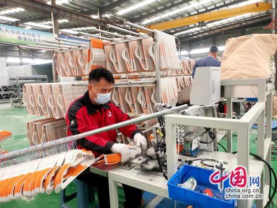 徐州睢宁县提升营商环境 打造物流渠道小衣架的“大搞头”