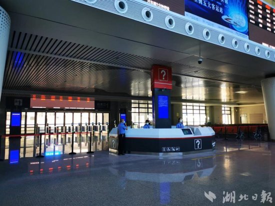 湖北日报记者现场直击：武汉东站开出首趟列车