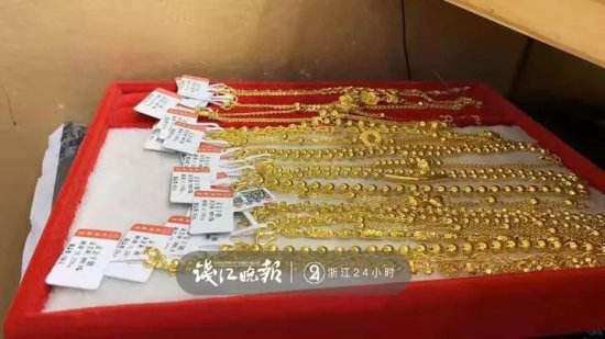 温州<em>珠宝店</em>老板傻眼：7万元黄金 被店员当垃圾扔了