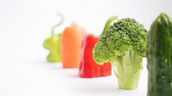 研究表明：多<em>吃彩色</em>果蔬可降低阿尔茨海默风险，大脑相当于年轻...