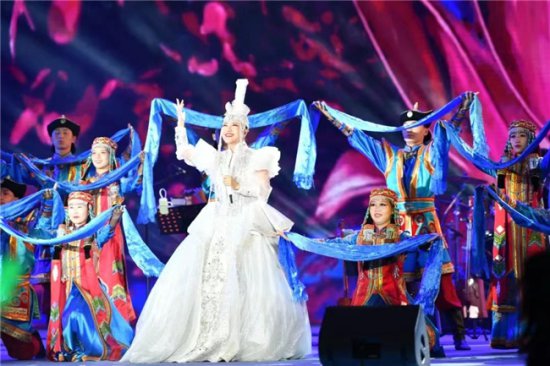 乌兰图雅“花开四季”演唱会让乌拉盖草原与北京热情相拥