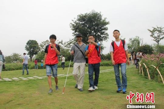 福州首个专业助盲团队：他们的<em>名字</em>叫“橄榄<em>树</em>志愿者”