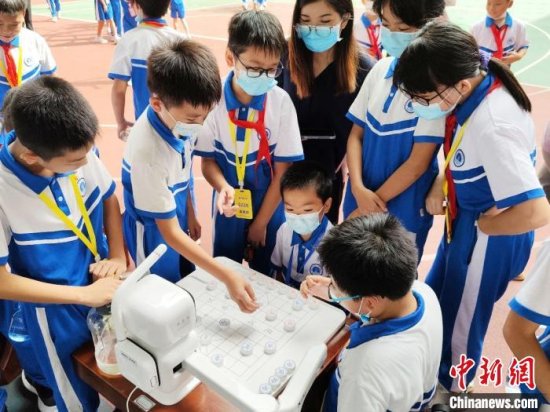 AI机器人广州校园对弈小棋手 人工智能助力国学推广