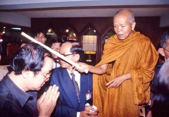 泰国最著名的活佛，募捐60亿泰铢巨款，就连泰国国王都要下跪...