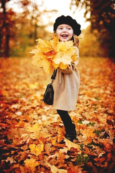 摄影欣赏：<em>秋天</em>里的小女孩，如同小天使般可爱！