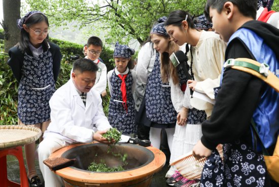 中外青少年当起茶农，感受中国茶文化