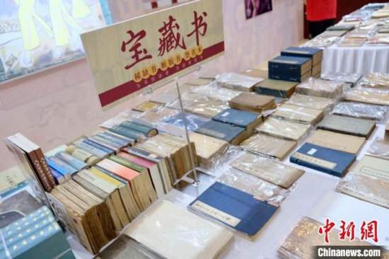 2023上海书展开幕 书迷“淘书”逛展乐趣多