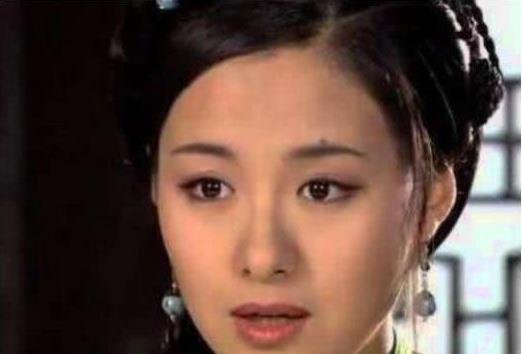 她因为赵薇选择改名，一颗痣让她走红，嫁的老公竟是皇亲国戚