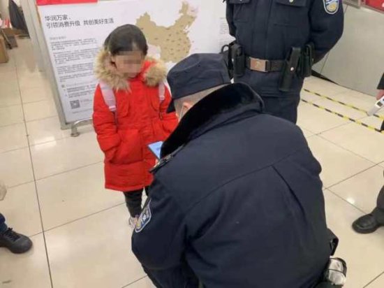 5岁女童超市里迷了路，民警帮忙找到家长，见到妈妈扑入怀中大哭