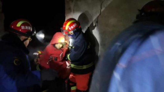 国家消防救援局：甘肃、青海地震灾区现场消防救援力量营救被困...