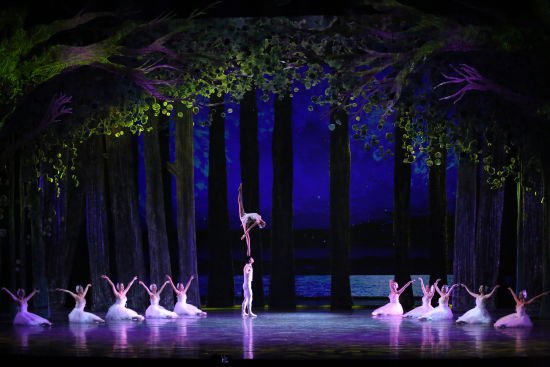 西安战士战旗杂技团新版杂技芭蕾剧《天鹅湖》北京首演