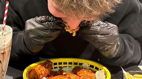 英国一餐厅发起辣鸡翅挑战赛 赛前要求填写免责声明
