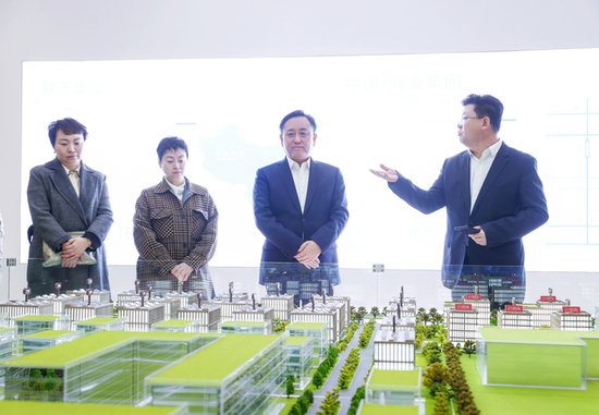 <em>上海松江区</em>领导调研工业园区二次开发转型 聚焦新质生产力发展