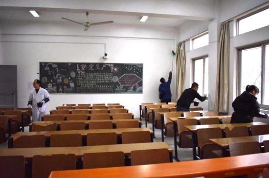 安徽一大学组织学生粉刷<em>教室</em> 校方:为防止作弊