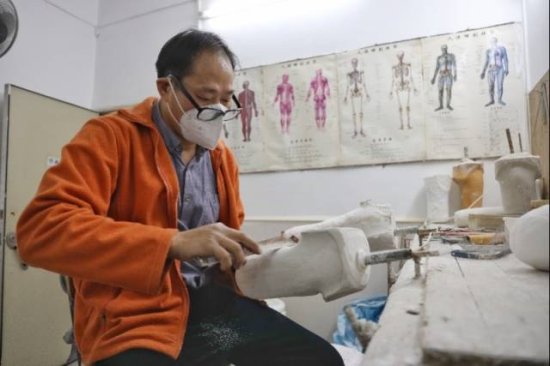 防治麻风病日特写：华哥二十年制作假肢 为千人找到生命肢点