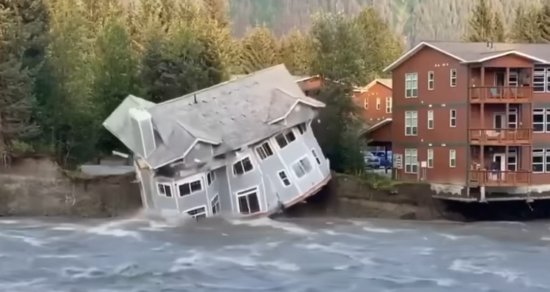 现场：美国阿拉斯加冰川破裂引发<em>大洪水</em> 有建筑坍塌被直接冲走
