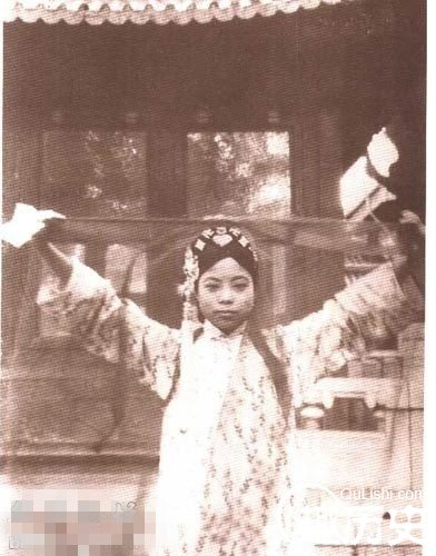溥仪/刘振东是河南人，生于穷苦人家，读过几年书，17岁时入国民党...