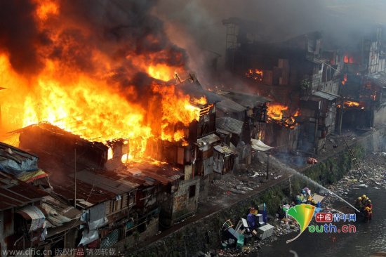 中国 首次/菲律宾贫民窟放鞭炮庆祝新年引发火灾