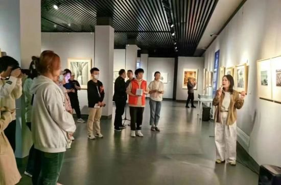 黑龙江省美术馆开展“龙江美术讲堂:馆长带你看展览”活动