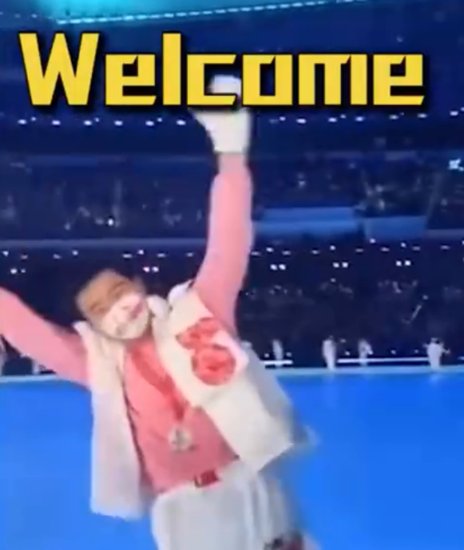 冬奥开幕式上的粉衣<em>男孩火</em>了，外国女运动员因他落泪，后续来了