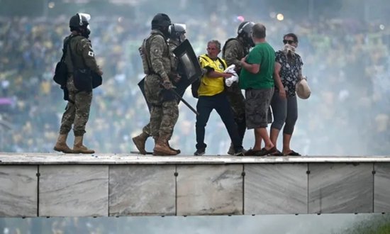 外媒：<em>巴西总统</em>卢拉返回巴西利亚，赴抗议骚乱现场视察