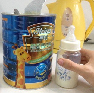奶粉/不少爸妈在冲奶粉的时候会发现，经常有奶粉挂在奶瓶壁和奶瓶底...