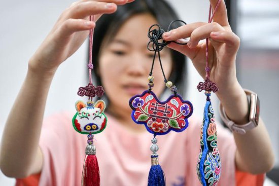 巧手创造“锦绣”新生活——贵州特色苗绣产业发展观察