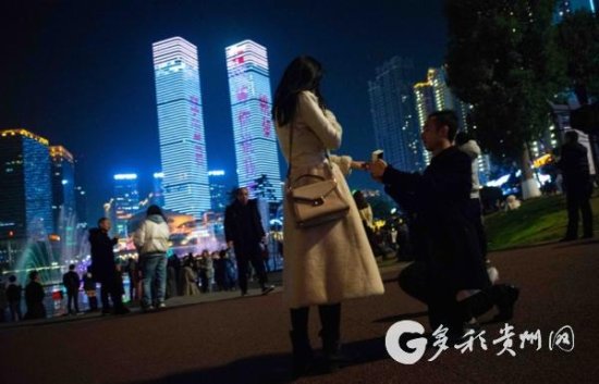 贵阳市花果园双子塔举办“新年夜·为爱表白”活动
