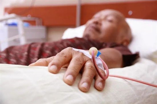 63岁浙江大爷患肝癌，一个月后肿瘤被“<em>饿</em>”死，发生了<em>什么</em>？