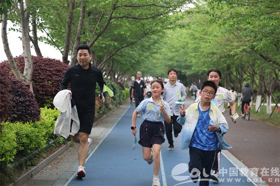 闻涛小学首届春日限定亲子跑在钱塘江畔最美跑道开跑