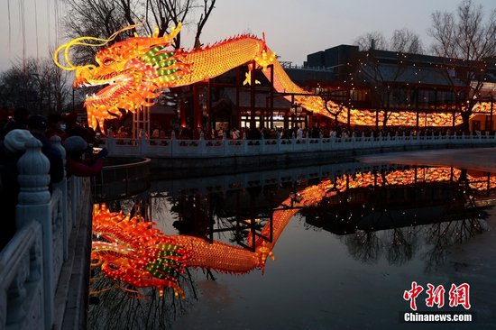 （新春见闻）民众参观北京<em>什刹海</em>畔巨型龙灯