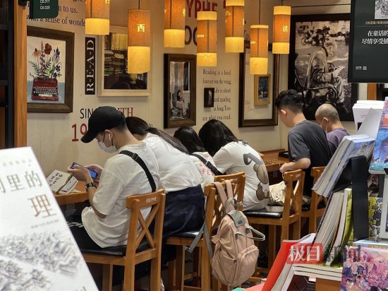 “桑拿天”记者探访<em>武汉商场</em>：休息座椅、免费茶水供市民纳凉