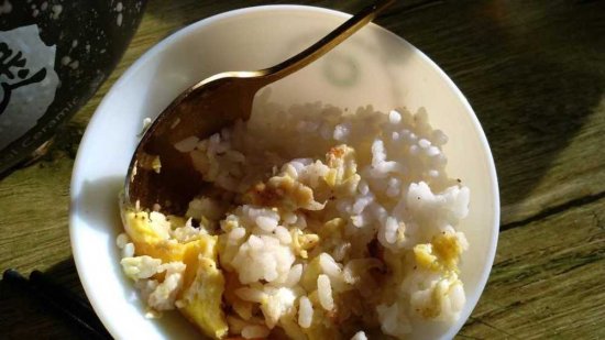 没吃完的大米饭做紫菜包饭<em>好看又</em>好吃，用它做蛋炒饭也非常香呢