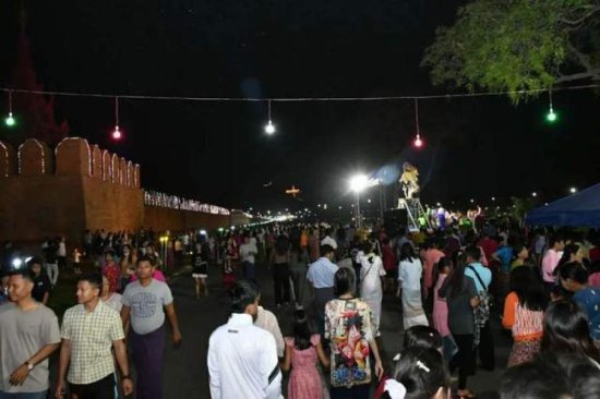 月圆夜当天，缅甸曼德勒、边境举行万盏油灯祈福活动