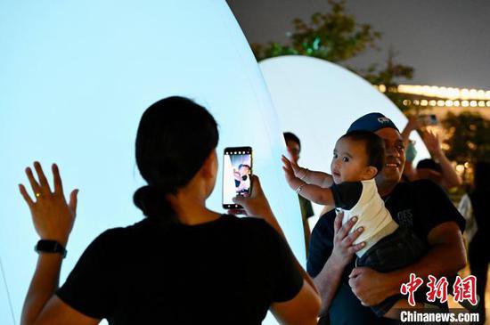 香港维港“发光蛋”艺术装置正式开放公众参观