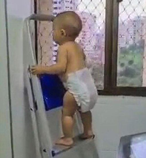 11个月大婴儿爬上梯子 母亲在一旁<em>冷静</em>拍视频