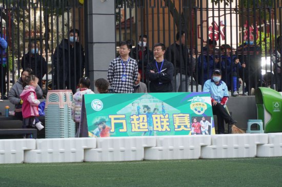 武汉一所小学，办起28支足球队的超级联赛