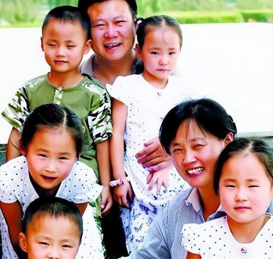 轰动一时的中国首例5胞胎，20年后父亲因劳累过世，母亲直言...